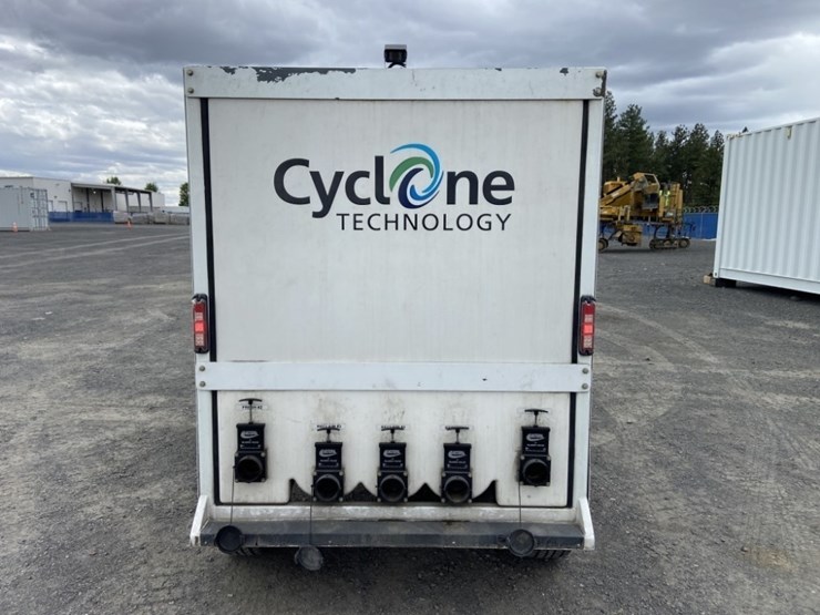 2013-cyclone-cy5500-surface-cleaning-truck-image-4