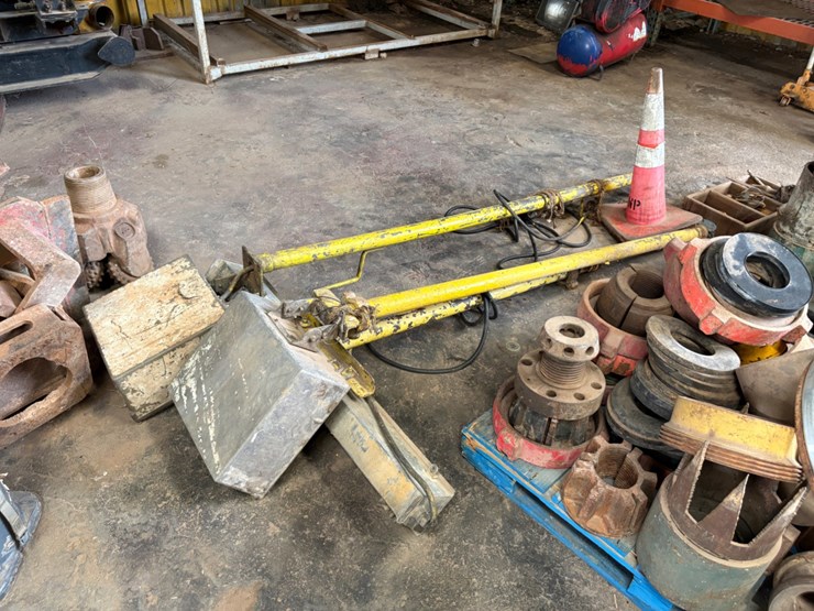 (4-pallets)-assorted-flanges,-snatch-blocks,-we’ll-head-parts,-flood-lights,-etc-image-7