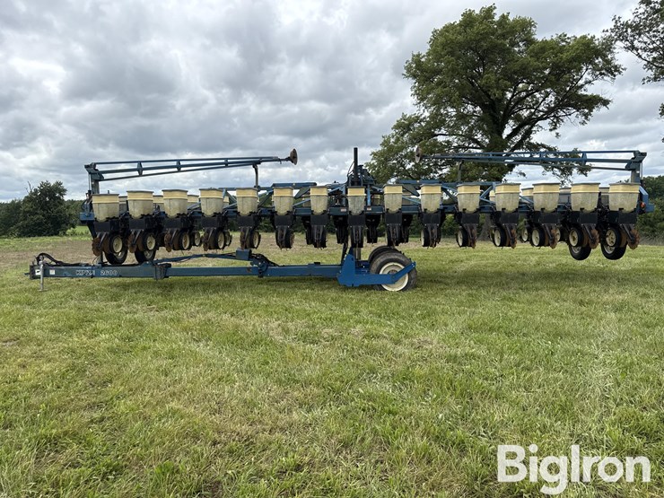 1995-kinze-2600-image-8