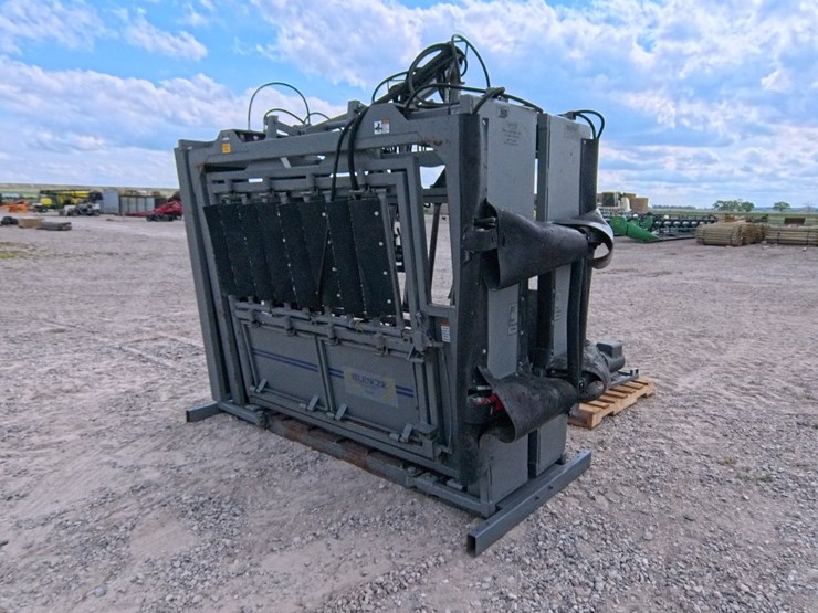 #1057-•-molly-mfg,-silencer-hydraulic-cattle-chute-image-4