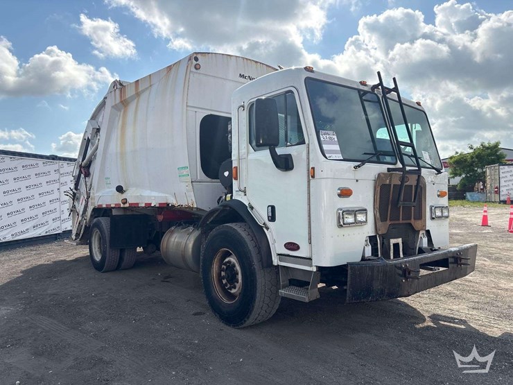2015-peterbilt-320-image-2