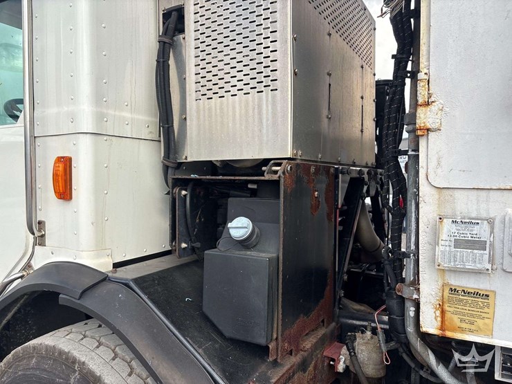 2015-peterbilt-320-image-21