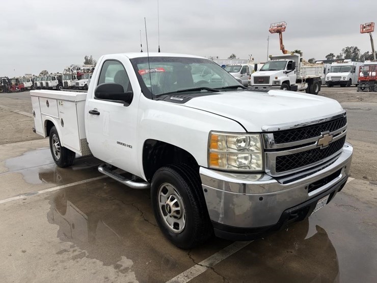2011-chevrolet-silverado-2500-image-2