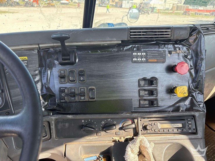 2008-freightliner-columbia-120-image-15