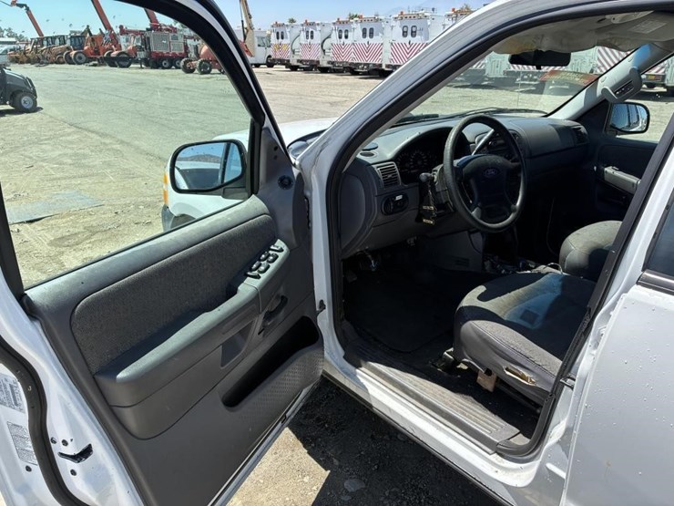 2005-ford-explorer-image-10