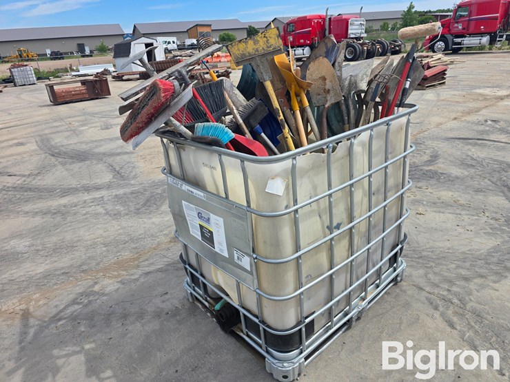 long-handled-tool-assortment-image-3