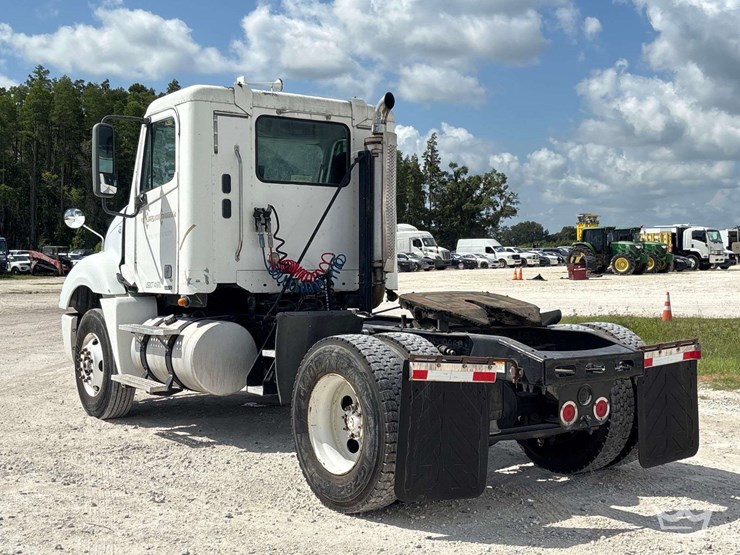 2007-freightliner-columbia-120-image-4