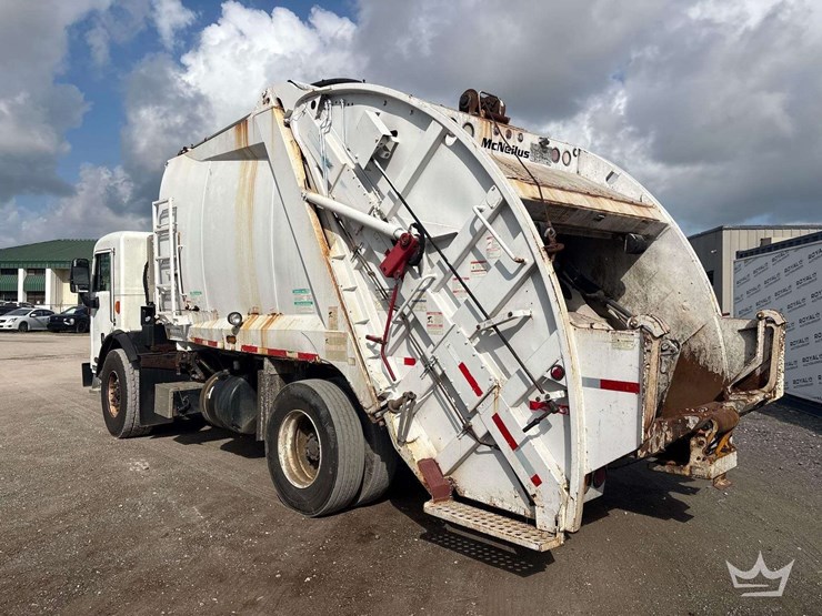 2015-peterbilt-320-image-4