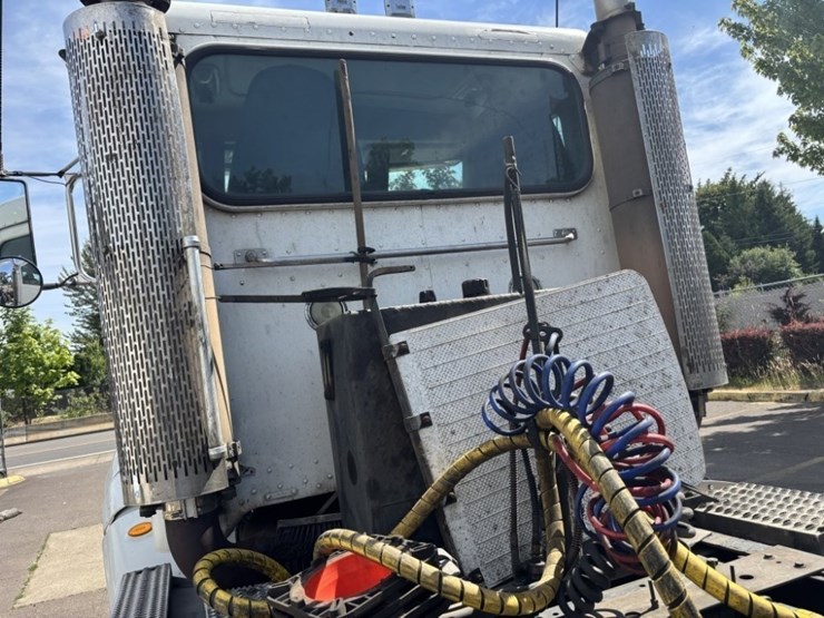 2007-peterbilt-386-image-17