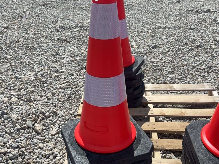 traffic-cones-with-heavy-duty-bases-image-1