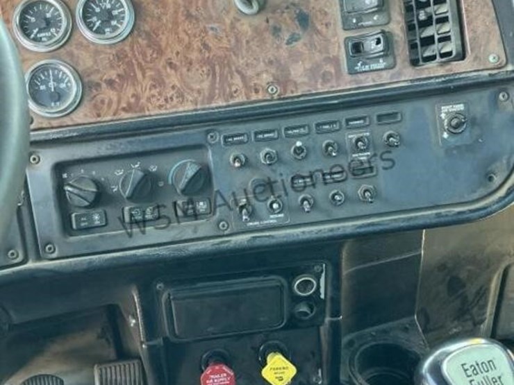 2001-peterbilt-379-image-18