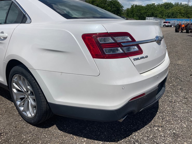#2793-•-2013-ford-taurus-limited-sedan-(has-wi-title)-image-21