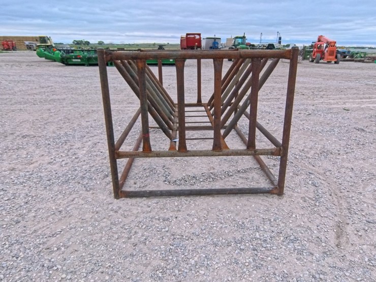 #2037-•-new-heavy-duty-bale-feeder-image-2