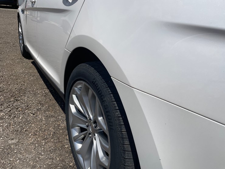 #2793-•-2013-ford-taurus-limited-sedan-(has-wi-title)-image-22