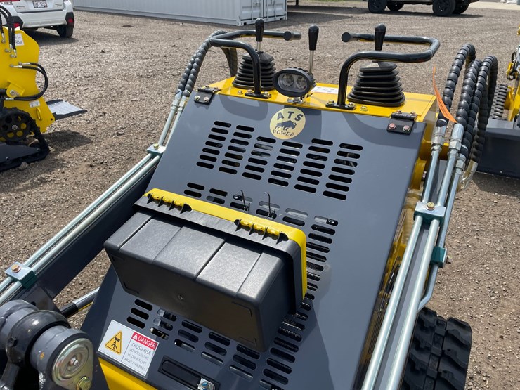 #2823-•-2026-landhero-mini-skid-steer-loader-image-9
