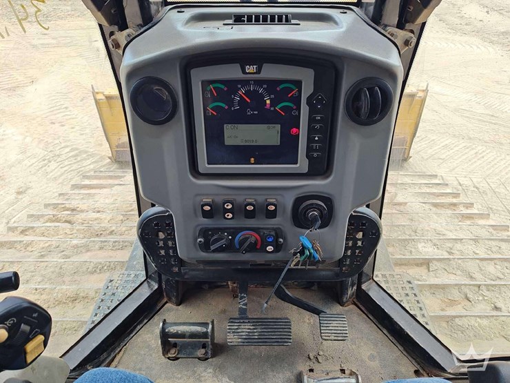 2016-caterpillar-d6h-image-31