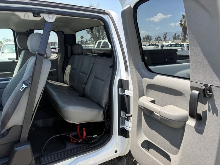 2011-chevrolet-2500hd-image-11