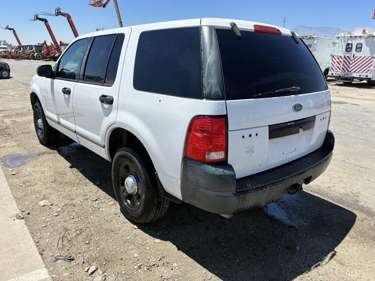 2005-ford-explorer-image-3