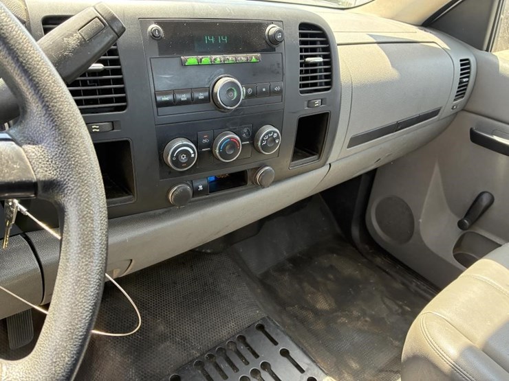 2011-chevrolet-silverado-2500-image-18