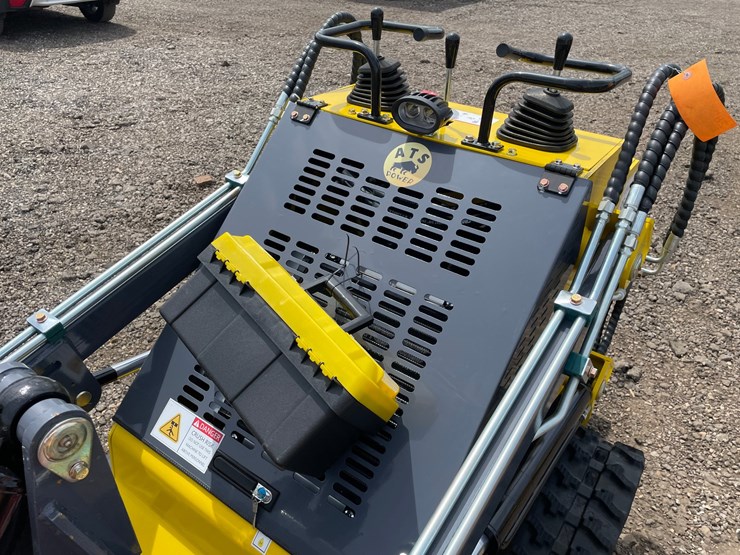 #2824-•-2026-landhero-mini-skid-steer-loader-image-11