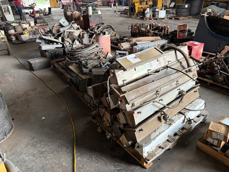 (5-pallets)-of-assorted-flood-lights,-electrical-components,-wiring,-etc.-image-1