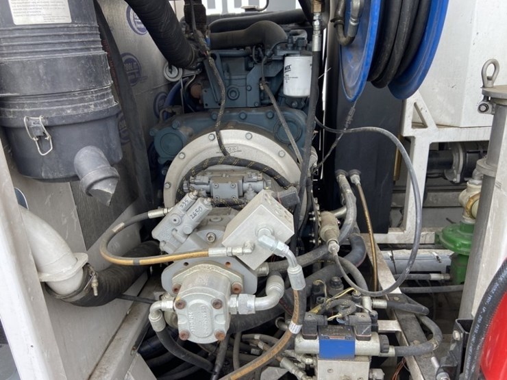 2013-cyclone-cy5500-surface-cleaning-truck-image-20