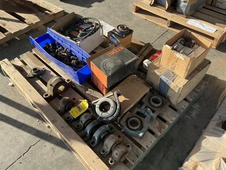 pallet-of-international-spreader-truck-bearing,-image-2