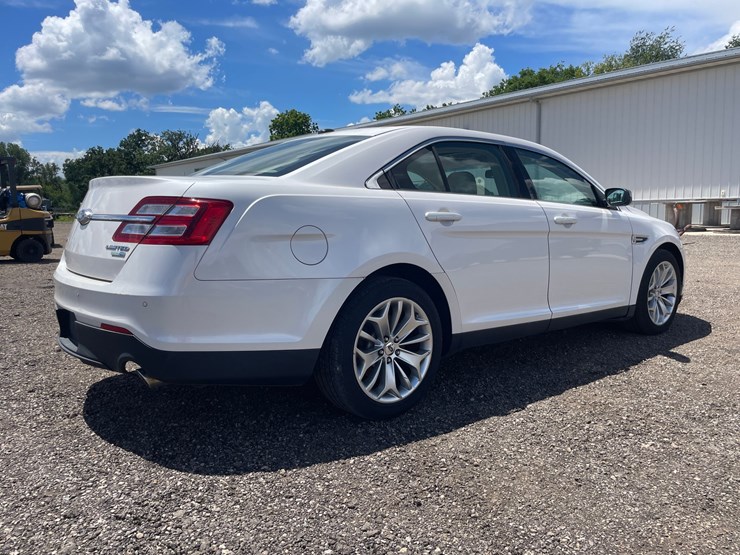 #2793-•-2013-ford-taurus-limited-sedan-(has-wi-title)-image-5