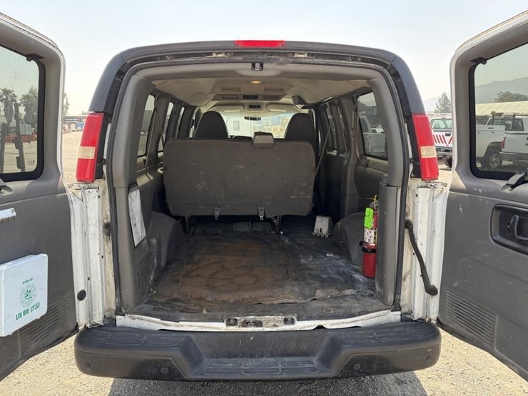 2011-gmc-3500-image-12