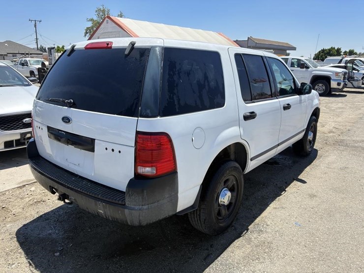 2005-ford-explorer-image-2