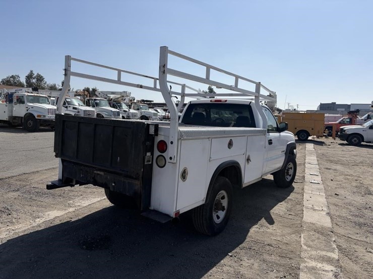 2006-chevrolet-3500-image-3