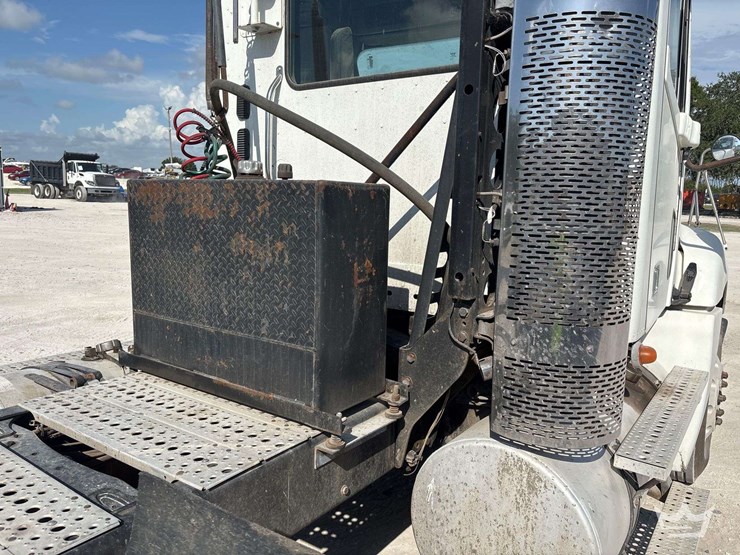 2008-freightliner-columbia-120-image-20