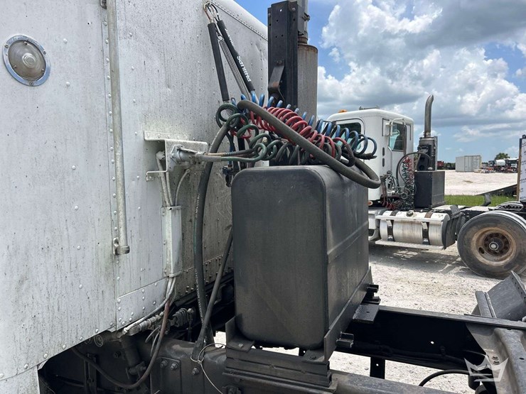 1996-freightliner-fld120-image-24