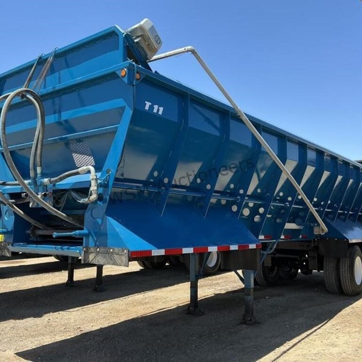 2016 Versa V-Bottom Spreader Trailer