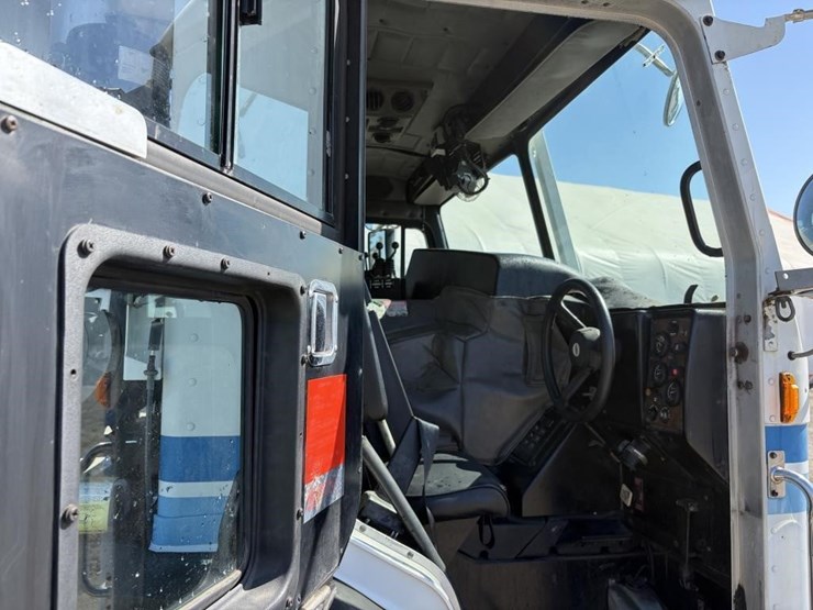 2010-peterbilt-320-image-12