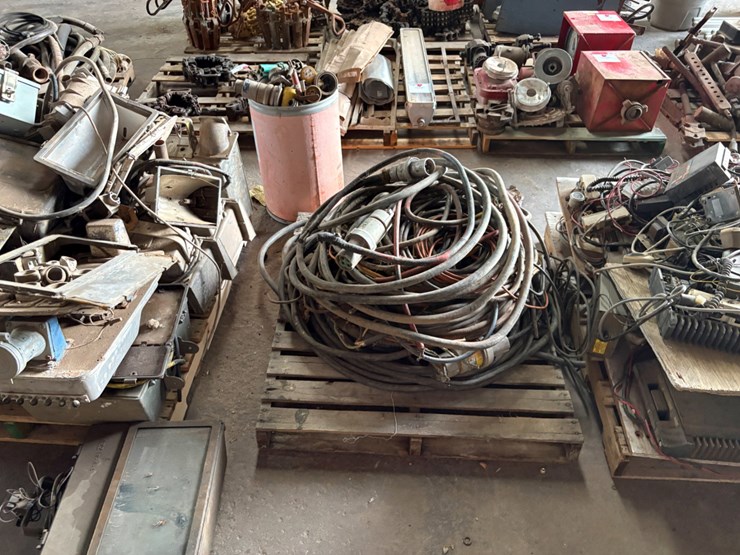(5-pallets)-of-assorted-flood-lights,-electrical-components,-wiring,-etc.-image-4