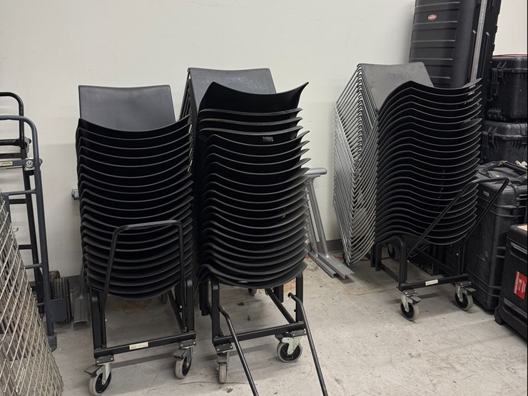 #3535-•-lot-of-plastic-chairs-|-located-in-st.-rose,-la-image-1