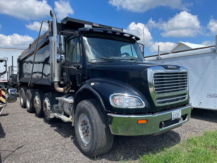 #2872-•-2006-freightliner-quad-axle-dump-truck-(title-in-delay)-image-3