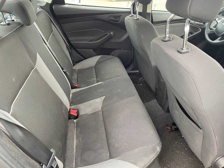 #2797-•-2012-ford-focus-se-sedan-image-32