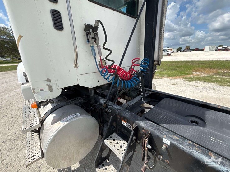 2007-freightliner-columbia-120-image-21