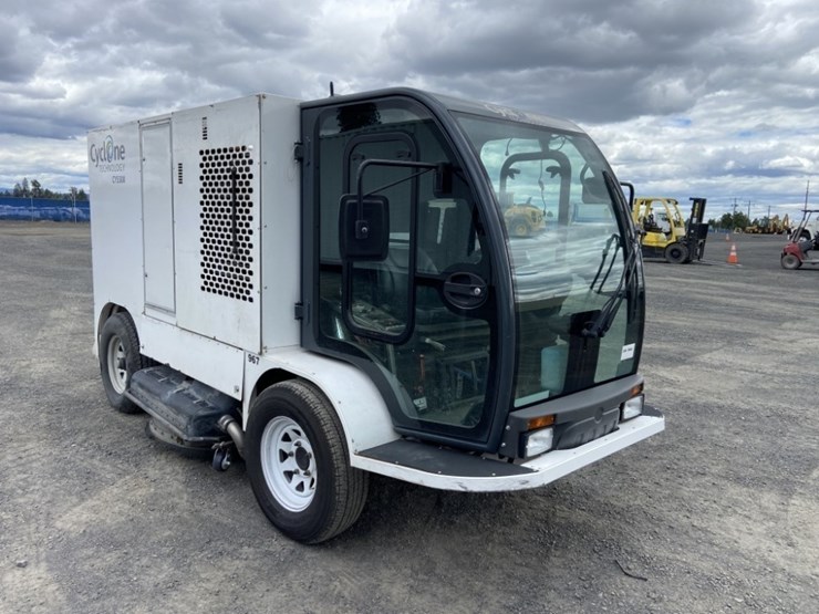 2013-cyclone-cy5500-surface-cleaning-truck-image-7