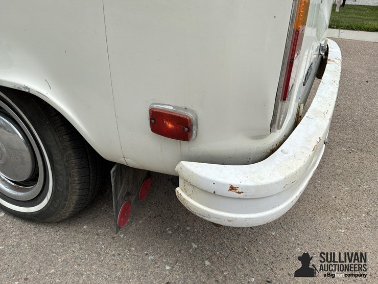 1973-volkswagen-kombi-campmobile-3-door-camper-bus-image-10
