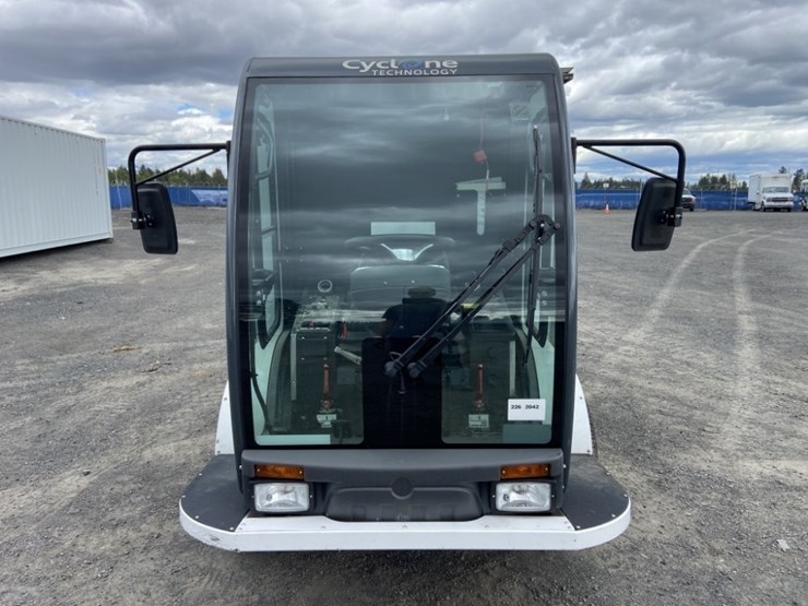 2013-cyclone-cy5500-surface-cleaning-truck-image-8