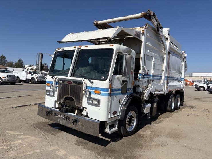2010-peterbilt-320-image-1