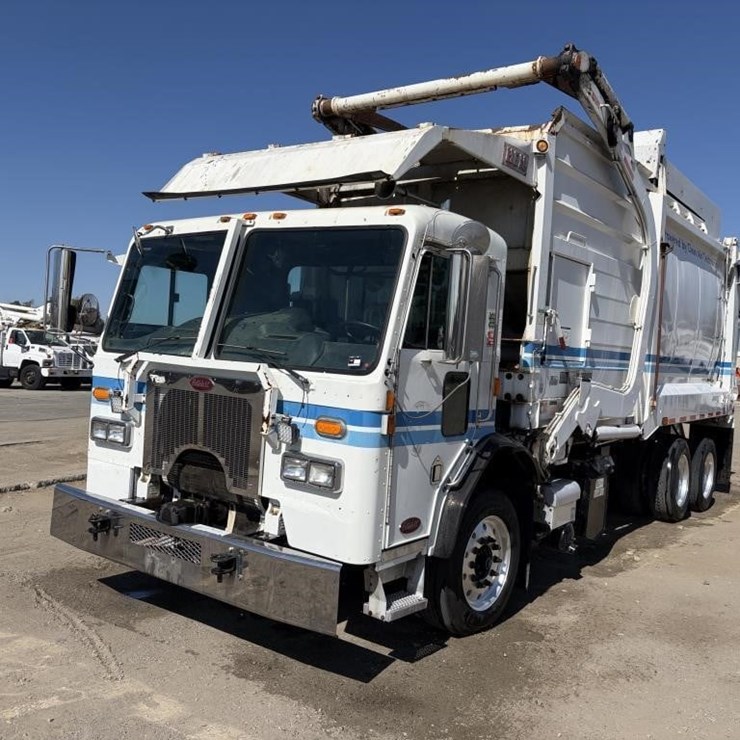 2010 PETERBILT 320