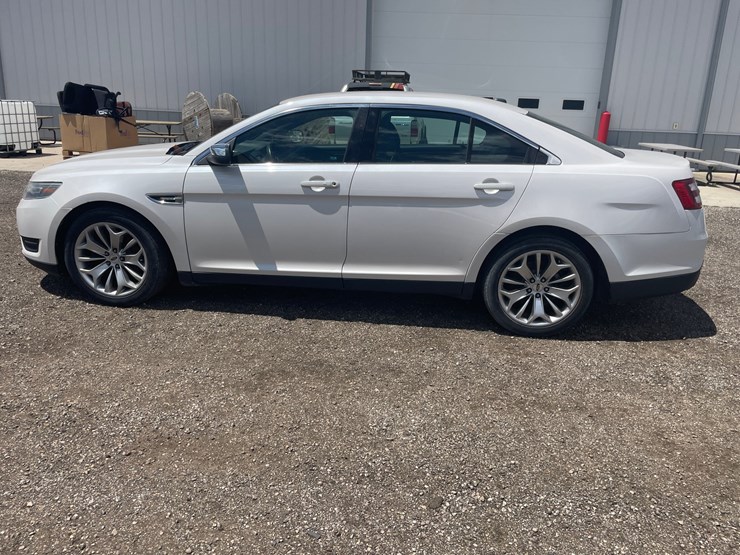 #2858-•-2015-ford-taurus-limited-(has-wi-title)-image-8