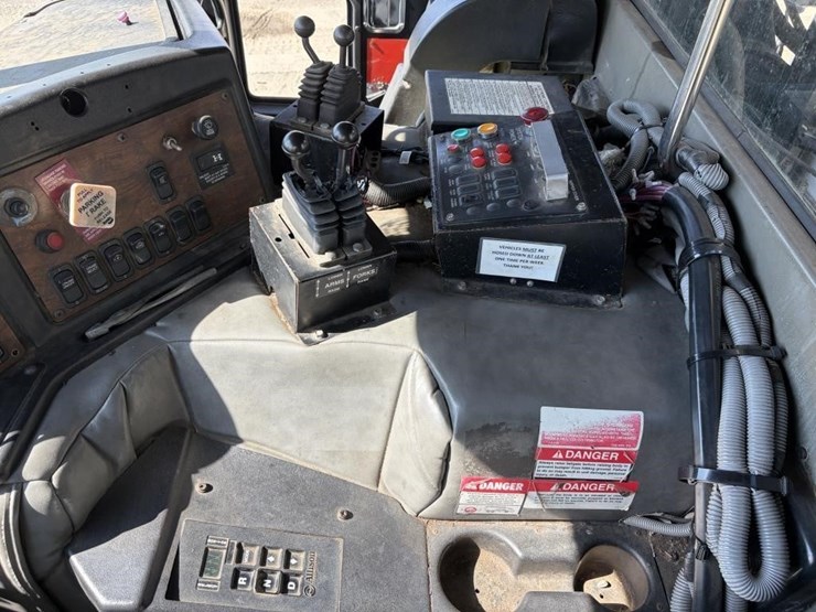 2010-peterbilt-320-image-23