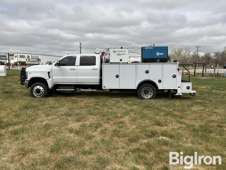 2022-chevrolet-silverado-6500-hd-/-gm515-4x4-crew-cab-service-truck-image-8