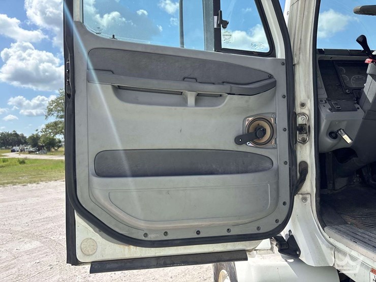 2007-freightliner-columbia-120-image-11