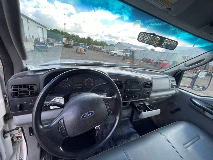 2005-ford-f550-xl-image-36